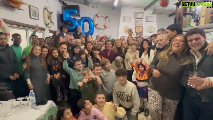 Cláudia Vieira - 13K Likes - O meu mano está de parabéns!!! 
E não é só porque ontem foi o seu aniversário, está de parabéns porque fez questão de celebrar os seus 50 anos de uma forma espontânea, no nosso sítio de sempre, onde crescemos e muito fiel à sua essência. Se estava tudo bem organizado?! (estava bem melhor do que imaginámos) eu e a minha irmã não estávamos de acordo, com receio que desse para o torto, que desse trabalho ao nosso pai.. mas ele estava certo. Disse-nos “quero muito guardar estas memórias comigo, termos a avó, o pai e o tio no nosso castelo” e estava tão certo!!! Obrigada mano por seres assim e desculpa tantas vezes eu ser a chata que te quer alertar para os (senãos)
Adoro te… amo-te!!! sei lá.. ter irmãos é mesmo o melhor da vida ♥️♥️♥️🥂