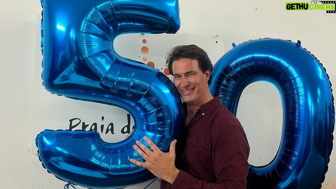 Cláudia Vieira - 13K Likes - O meu mano está de parabéns!!! 
E não é só porque ontem foi o seu aniversário, está de parabéns porque fez questão de celebrar os seus 50 anos de uma forma espontânea, no nosso sítio de sempre, onde crescemos e muito fiel à sua essência. Se estava tudo bem organizado?! (estava bem melhor do que imaginámos) eu e a minha irmã não estávamos de acordo, com receio que desse para o torto, que desse trabalho ao nosso pai.. mas ele estava certo. Disse-nos “quero muito guardar estas memórias comigo, termos a avó, o pai e o tio no nosso castelo” e estava tão certo!!! Obrigada mano por seres assim e desculpa tantas vezes eu ser a chata que te quer alertar para os (senãos)
Adoro te… amo-te!!! sei lá.. ter irmãos é mesmo o melhor da vida ♥️♥️♥️🥂