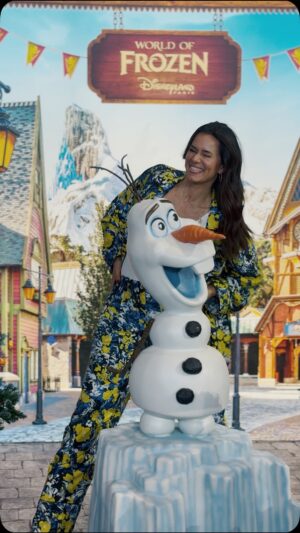 Cláudia Vieira Instagram - Apaixonada por viagens como sou, não podia deixar de ir conhecer as ofertas do Mundo Abreu 🌍 
Entre a Frozen, gelados e até chocolates há mesmo um mundo para descobrir e aproveitar as promoções.
Até amanhã às 20h00 na Sala Tejo do Meo Arena, não percam 👌🏾
#mundoabreu