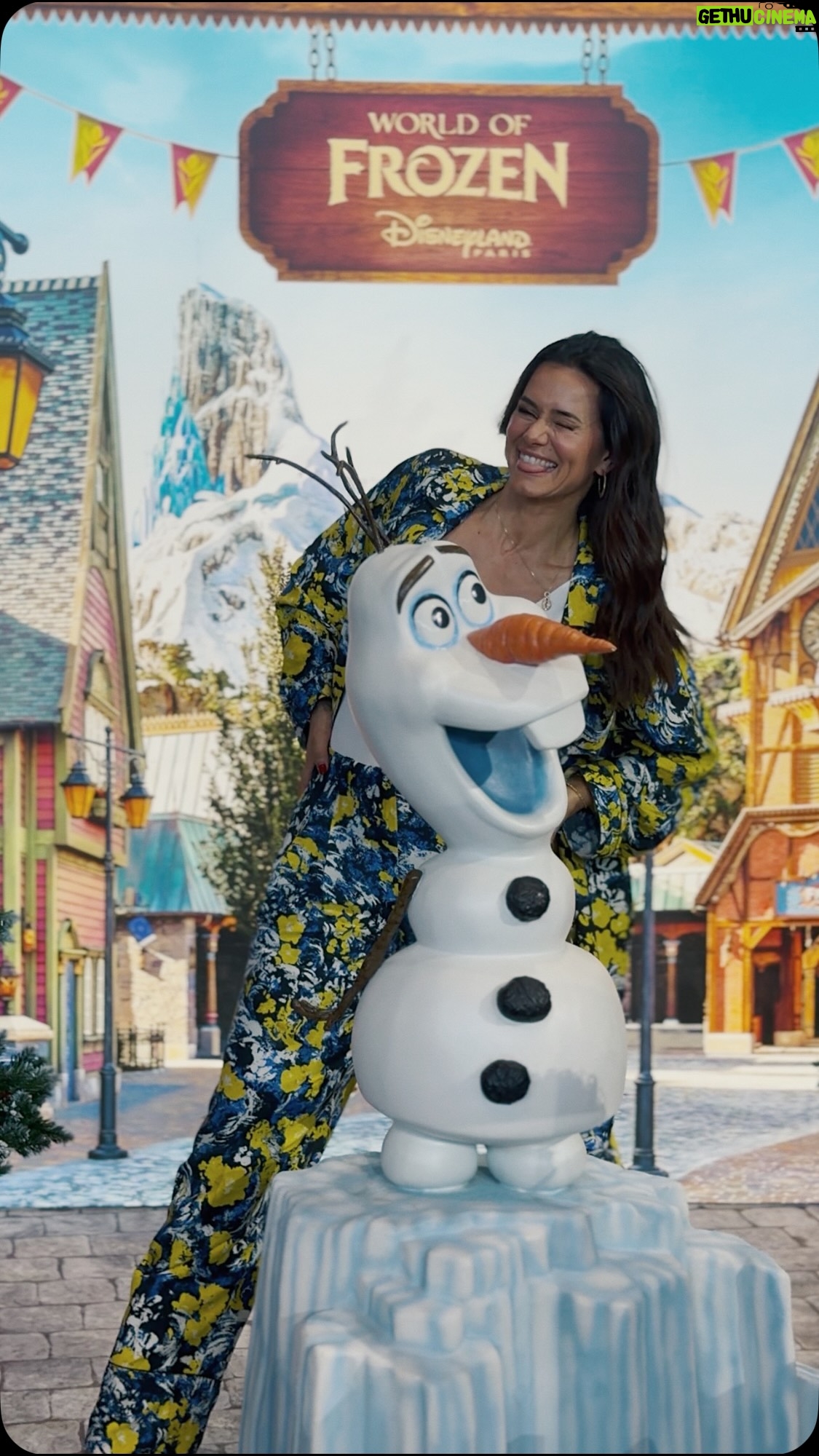 Cláudia Vieira - 3.4K Likes - Apaixonada por viagens como sou, não podia deixar de ir conhecer as ofertas do Mundo Abreu 🌍 
Entre a Frozen, gelados e até chocolates há mesmo um mundo para descobrir e aproveitar as promoções.
Até amanhã às 20h00 na Sala Tejo do Meo Arena, não percam 👌🏾
#mundoabreu