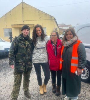 Cláudia Vieira Instagram - Esta semana fui com a minha agência à zona de Leiria, Marinha Grande e São Pedro de Moel e o que vos posso retratar é que é desolador ver ao vivo tanta destruição, tanto perda, tanto desgaste emocional por parte daquelas pessoas. Quando vimos na televisão, nas redes sociais, tudo o que nos tem chegado, acreditem; ao vivo é mesmo muito mais grave, mais impactante… a sensação de impotência tomou conta de nós, porque não é demasiado dizer que é um cenário de guerra, é incomodo, desolador e extremamente desumano a luta diária e o efeito traumático provocado na madrugada de há quinze dias atrás. 
É o trabalho de uma vida perdido e a incerteza de que alguma vez se vá conseguir repor. É preciso muita força e muitos apoios para ajudar a reerguer todas as  zonas do nosso país que foram e estão a ser afetadas por estas tempestades. É urgente encontrar soluções e também tão urgente ganharmos consciência dos hábitos que temos.

Por outro lado é de louvar a força, a empatia, a capacidade de entre ajuda que se sente. A gratidão de se sentirem apoiados por quem se disponibiliza para ajudar, o pedido de partilha por parte de quem está no terreno, porque estão muito organizados, mas conscientes de que vai ser necessário que os apoios cheguem. 
Não faria sequer este post, se não fosse para chamar a atenção que a ajuda não pode ser dada só agora, mas sim, de forma contínua e com dimensão. 
Uma dimensão que acompanhe a dimensão da destruição!

Muita coragem e alento para todos, e para tudo o que ainda vão ter de enfrentar! 🤍