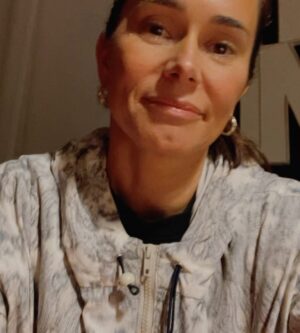 Cláudia Vieira Instagram - Esta semana fui com a minha agência à zona de Leiria, Marinha Grande e São Pedro de Moel e o que vos posso retratar é que é desolador ver ao vivo tanta destruição, tanto perda, tanto desgaste emocional por parte daquelas pessoas. Quando vimos na televisão, nas redes sociais, tudo o que nos tem chegado, acreditem; ao vivo é mesmo muito mais grave, mais impactante… a sensação de impotência tomou conta de nós, porque não é demasiado dizer que é um cenário de guerra, é incomodo, desolador e extremamente desumano a luta diária e o efeito traumático provocado na madrugada de há quinze dias atrás. 
É o trabalho de uma vida perdido e a incerteza de que alguma vez se vá conseguir repor. É preciso muita força e muitos apoios para ajudar a reerguer todas as  zonas do nosso país que foram e estão a ser afetadas por estas tempestades. É urgente encontrar soluções e também tão urgente ganharmos consciência dos hábitos que temos.

Por outro lado é de louvar a força, a empatia, a capacidade de entre ajuda que se sente. A gratidão de se sentirem apoiados por quem se disponibiliza para ajudar, o pedido de partilha por parte de quem está no terreno, porque estão muito organizados, mas conscientes de que vai ser necessário que os apoios cheguem. 
Não faria sequer este post, se não fosse para chamar a atenção que a ajuda não pode ser dada só agora, mas sim, de forma contínua e com dimensão. 
Uma dimensão que acompanhe a dimensão da destruição!

Muita coragem e alento para todos, e para tudo o que ainda vão ter de enfrentar! 🤍