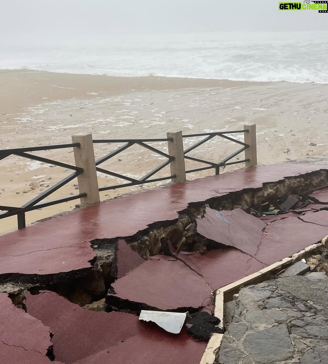 Cláudia Vieira - 12.8K Likes - Esta semana fui com a minha agência à zona de Leiria, Marinha Grande e São Pedro de Moel e o que vos posso retratar é que é desolador ver ao vivo tanta destruição, tanto perda, tanto desgaste emocional por parte daquelas pessoas. Quando vimos na televisão, nas redes sociais, tudo o que nos tem chegado, acreditem; ao vivo é mesmo muito mais grave, mais impactante… a sensação de impotência tomou conta de nós, porque não é demasiado dizer que é um cenário de guerra, é incomodo, desolador e extremamente desumano a luta diária e o efeito traumático provocado na madrugada de há quinze dias atrás. 
É o trabalho de uma vida perdido e a incerteza de que alguma vez se vá conseguir repor. É preciso muita força e muitos apoios para ajudar a reerguer todas as  zonas do nosso país que foram e estão a ser afetadas por estas tempestades. É urgente encontrar soluções e também tão urgente ganharmos consciência dos hábitos que temos.

Por outro lado é de louvar a força, a empatia, a capacidade de entre ajuda que se sente. A gratidão de se sentirem apoiados por quem se disponibiliza para ajudar, o pedido de partilha por parte de quem está no terreno, porque estão muito organizados, mas conscientes de que vai ser necessário que os apoios cheguem. 
Não faria sequer este post, se não fosse para chamar a atenção que a ajuda não pode ser dada só agora, mas sim, de forma contínua e com dimensão. 
Uma dimensão que acompanhe a dimensão da destruição!

Muita coragem e alento para todos, e para tudo o que ainda vão ter de enfrentar! 🤍