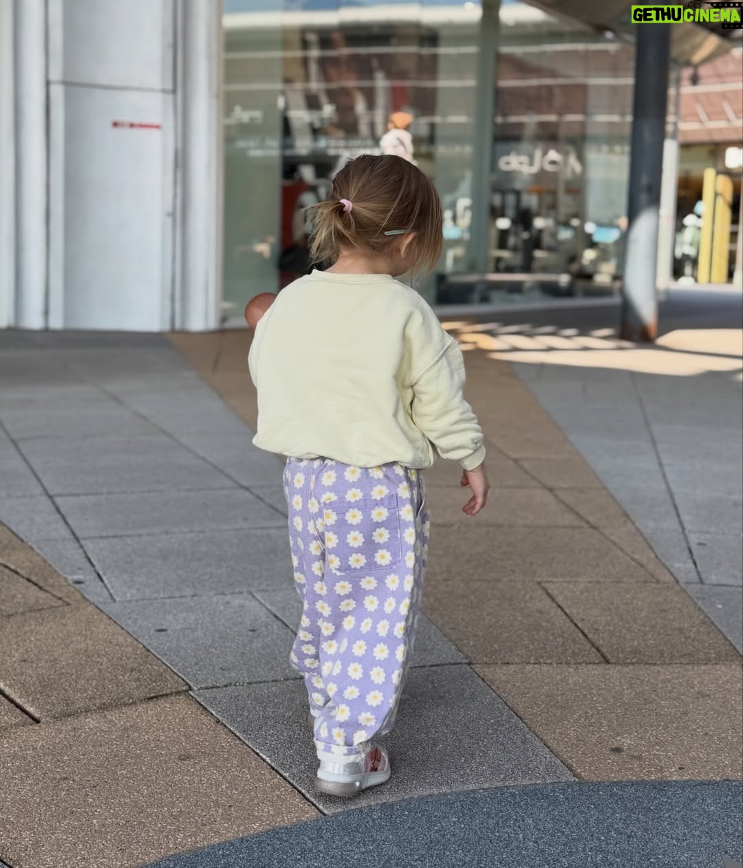 Cloé Cooper - 5.2K Likes - Lou’s outfit of the day 💛💜