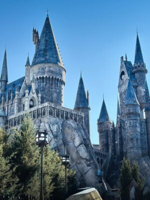 Cloé Cooper Instagram - Retour en enfance 💕
Merci @universalorlando pour cette fabuleuse invitation ✨