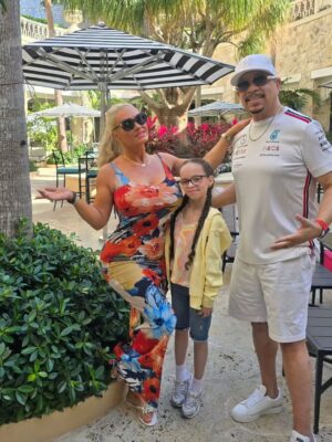 Coco Austin Instagram - Gotta away from the cold and shot down to Bahamas 🇧🇸

PS. That's a hot cheeto burger in the second pick

#icefamily