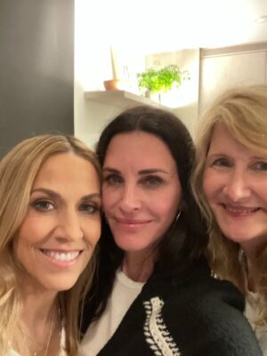 Courteney Cox Instagram - Apparently Geminis like Aquarians! So many birthdays this month! 
I’m so lucky to have these “air” heads in my life ♥️♥️♥️