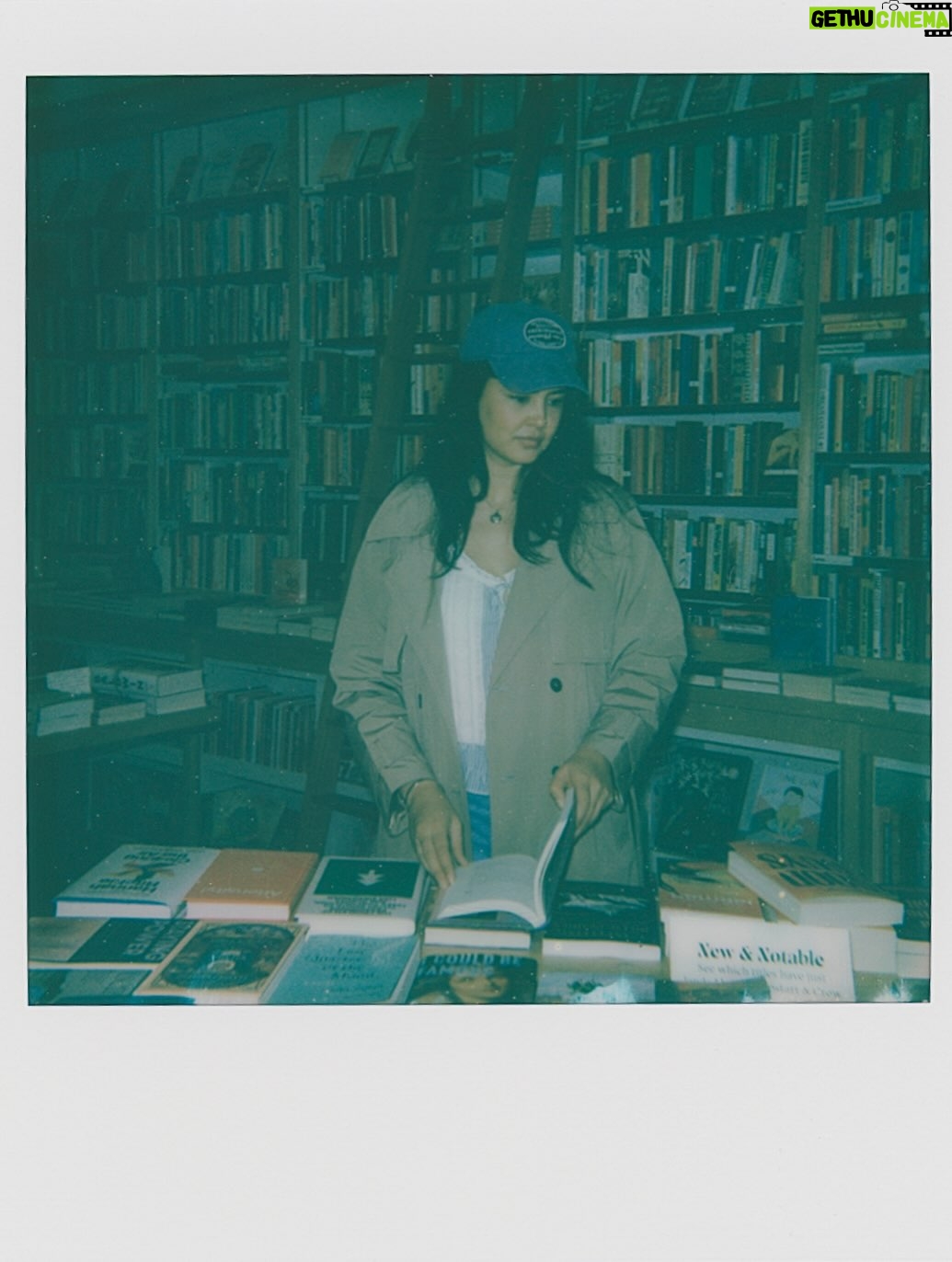 Courtney Eaton - 75K Likes - A day out with @abercrombie 
#abercrombiepartner 

Photos by @elmshoots