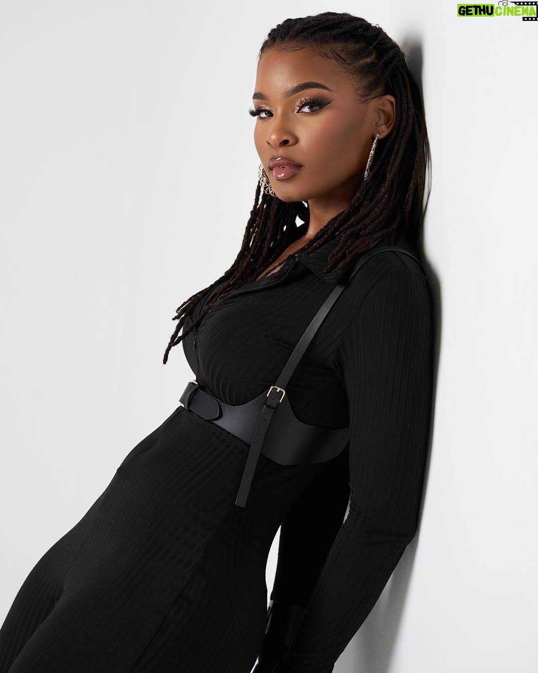 Courtney Randolph - 1.3K Likes - …And lately I’ve been feeling very magnetic ✨#unforgettable #womenwithlocs 

📸 @126_photography 
💄 @alexiyahchontese 
Location: @visionlightstudios