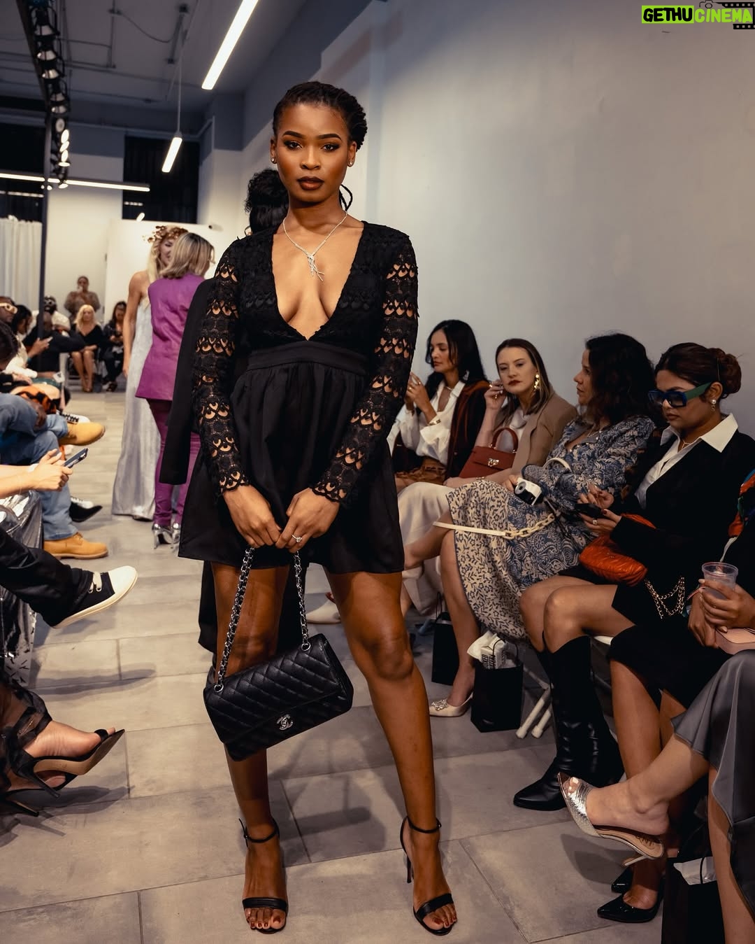 Courtney Randolph - 1.6K Likes - Drop your pin right now📍 

Comment your location below ⬇️

#nyfw #newyorkfashionweek #fashionblogger #girlswithlocs #locs #blackfashion