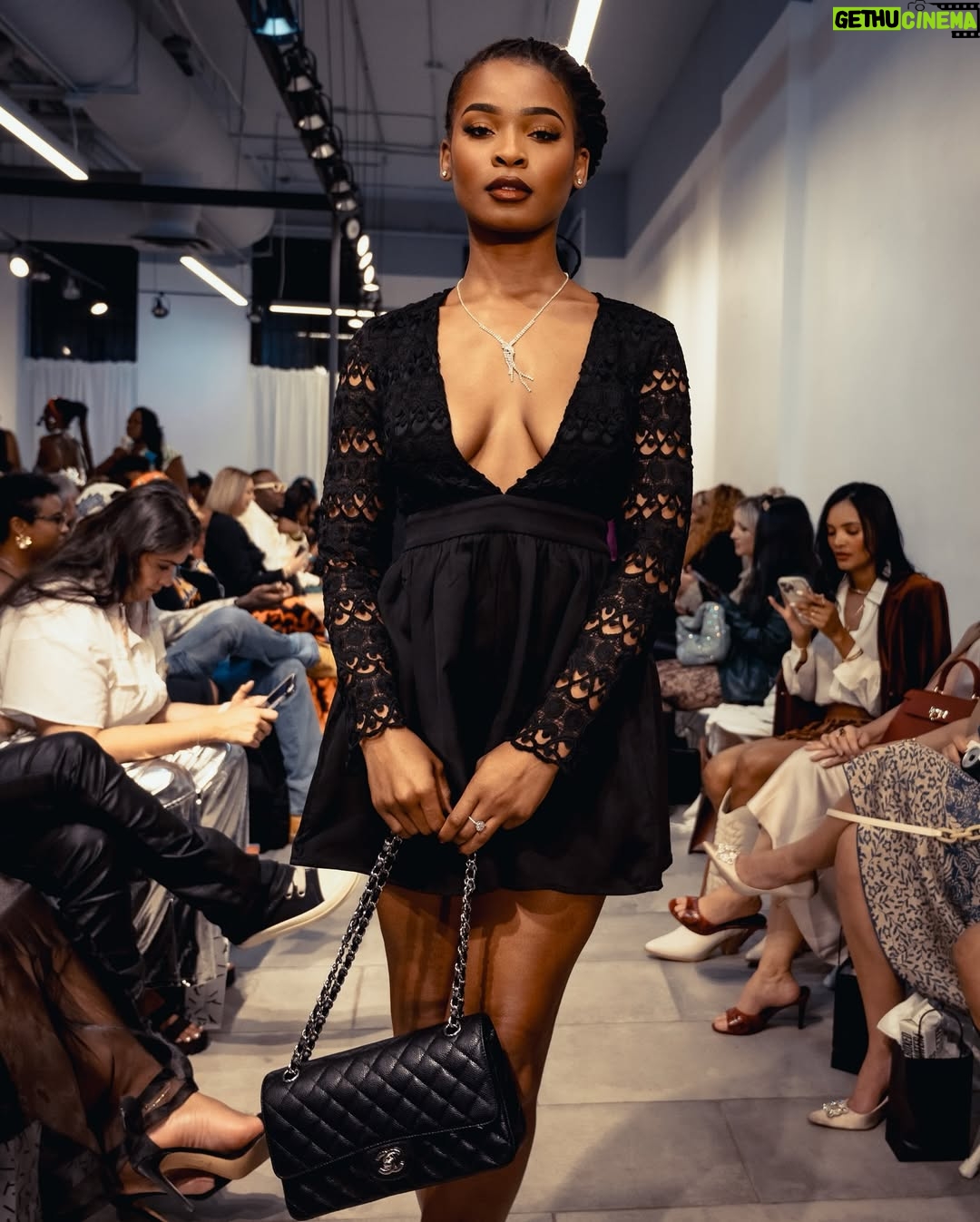 Courtney Randolph - 1.6K Likes - Drop your pin right now📍 

Comment your location below ⬇️

#nyfw #newyorkfashionweek #fashionblogger #girlswithlocs #locs #blackfashion