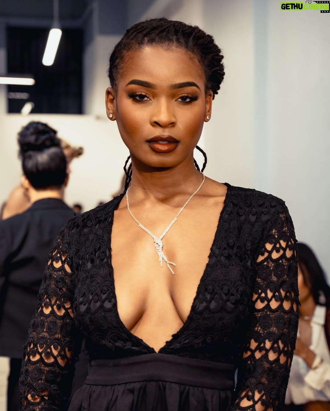 Courtney Randolph - 1.6K Likes - Drop your pin right now📍 

Comment your location below ⬇️

#nyfw #newyorkfashionweek #fashionblogger #girlswithlocs #locs #blackfashion