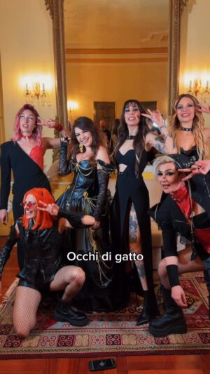 Cristina D'Avena Instagram - “Occhi di gatto” feat @cristinadavenaofficial è fuoriiiiiiii 🩷🩷
Ragazzi ma abbiamo bambolizzato il festival stasera si o nooo??? 🎀

@sanremorai 

#bamboledipezza #sanremo2026 #sanremo #sanremomai