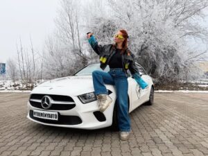 DJ Yamina Instagram - Ezt el kell hogy hidd!
NYERJ EGY MERCEDES A OSZTÁLYT!
Mit kell hozzá tenned?
Vedd meg jegyedet a Balatonszabadi Fesztre, és gyere bulizzunk, érezd jól magad!🫣
A jegyvásárlók között ez a csoda járgány talál gazdára!
Jegy link a bio-ban!
Sorsolás a fesztivál napján: 07.11
Mindehhez szeretnék én meg kedveskedni Nektek,
a ‘YAMINA’ kuponkóddal -10% kedvezményt biztosítunk!
Hàt gyerekek HAJRÁ🫣🏁