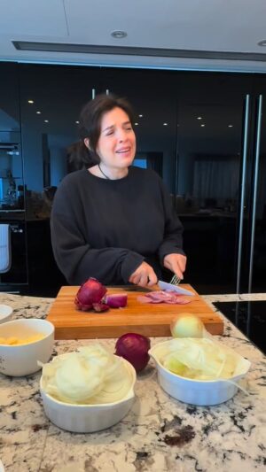 Dalma Maradona Instagram - EL BACK de la receta … 

1- Se buscan aliados que corten la cebolla como yo! NO ME DEJEN SOLA 🤣

2- La triste historia que la Tata aún no me fue a ver jugar al hockey …  @claudiavillafaneok 

3 - Aquien no le pasó lo mismo cuando abre una crema ? 

Los leo 🫶🏻

Gracias @emiliapitu @agenciaab por el back 🤣