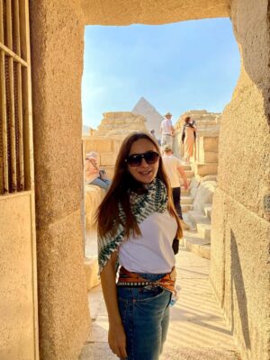 Damla Sönmez Instagram - At the edge of ancient silence… and somehow it still feels alive. Cairo, thank you for the wonder. 🪶🤍🪬