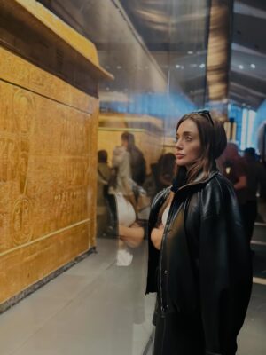 Damla Sönmez Instagram - At the edge of ancient silence… and somehow it still feels alive. Cairo, thank you for the wonder. 🪶🤍🪬