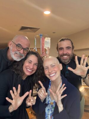 Dani Gondim Instagram - Registros da última internação de quimioterapia 36/36 celebrando a nova vida recheada de amor e cuidado com direito a caranguejo em SP(que era a única coisa que eu tinha desejo de comer). 
Agora sim podemos festejar ; ESTAMOS OFICIALMENTE EM REMISSÃO!!! 

Meu profundo agradecimento a minha família, aos amigos que são família também, ao time de enfermagem, aos meus médicos, a vocês aqui que pediram pela minha recuperação, que se cadastraram no REDOME, que doaram ou divulgaram a doação de sangue. 🩸 Quando você doa, não salva apenas uma vida, salva uma família inteira. 

Gratidão. A VIDA PRESTA. #danigondim