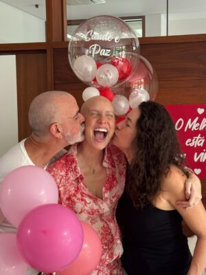 Dani Gondim Instagram - Registros da última internação de quimioterapia 36/36 celebrando a nova vida recheada de amor e cuidado com direito a caranguejo em SP(que era a única coisa que eu tinha desejo de comer). 
Agora sim podemos festejar ; ESTAMOS OFICIALMENTE EM REMISSÃO!!! 

Meu profundo agradecimento a minha família, aos amigos que são família também, ao time de enfermagem, aos meus médicos, a vocês aqui que pediram pela minha recuperação, que se cadastraram no REDOME, que doaram ou divulgaram a doação de sangue. 🩸 Quando você doa, não salva apenas uma vida, salva uma família inteira. 

Gratidão. A VIDA PRESTA. #danigondim