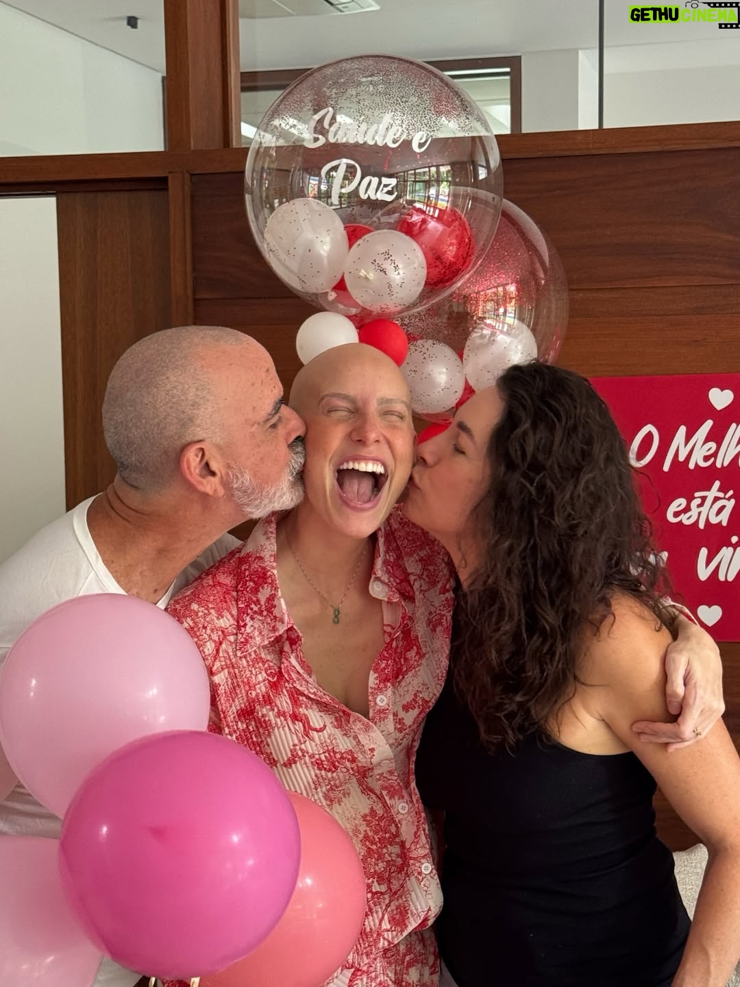 Dani Gondim - 30.7K Likes - Registros da última internação de quimioterapia 36/36 celebrando a nova vida recheada de amor e cuidado com direito a caranguejo em SP(que era a única coisa que eu tinha desejo de comer). 
Agora sim podemos festejar ; ESTAMOS OFICIALMENTE EM REMISSÃO!!! 

Meu profundo agradecimento a minha família, aos amigos que são família também, ao time de enfermagem, aos meus médicos, a vocês aqui que pediram pela minha recuperação, que se cadastraram no REDOME, que doaram ou divulgaram a doação de sangue. 🩸 Quando você doa, não salva apenas uma vida, salva uma família inteira. 

Gratidão. A VIDA PRESTA. #danigondim