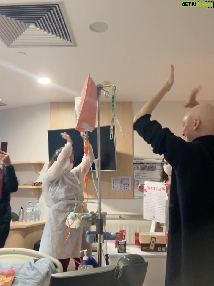 Dani Gondim - 30.7K Likes - Registros da última internação de quimioterapia 36/36 celebrando a nova vida recheada de amor e cuidado com direito a caranguejo em SP(que era a única coisa que eu tinha desejo de comer). 
Agora sim podemos festejar ; ESTAMOS OFICIALMENTE EM REMISSÃO!!! 

Meu profundo agradecimento a minha família, aos amigos que são família também, ao time de enfermagem, aos meus médicos, a vocês aqui que pediram pela minha recuperação, que se cadastraram no REDOME, que doaram ou divulgaram a doação de sangue. 🩸 Quando você doa, não salva apenas uma vida, salva uma família inteira. 

Gratidão. A VIDA PRESTA. #danigondim