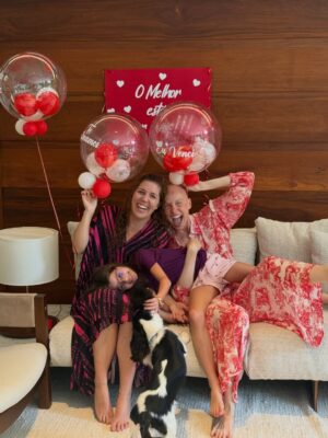 Dani Gondim Instagram - Registros da última internação de quimioterapia 36/36 celebrando a nova vida recheada de amor e cuidado com direito a caranguejo em SP(que era a única coisa que eu tinha desejo de comer). 
Agora sim podemos festejar ; ESTAMOS OFICIALMENTE EM REMISSÃO!!! 

Meu profundo agradecimento a minha família, aos amigos que são família também, ao time de enfermagem, aos meus médicos, a vocês aqui que pediram pela minha recuperação, que se cadastraram no REDOME, que doaram ou divulgaram a doação de sangue. 🩸 Quando você doa, não salva apenas uma vida, salva uma família inteira. 

Gratidão. A VIDA PRESTA. #danigondim