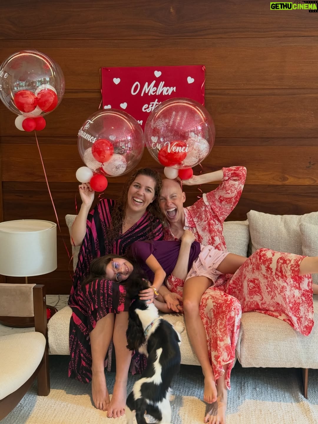 Dani Gondim - 30.7K Likes - Registros da última internação de quimioterapia 36/36 celebrando a nova vida recheada de amor e cuidado com direito a caranguejo em SP(que era a única coisa que eu tinha desejo de comer). 
Agora sim podemos festejar ; ESTAMOS OFICIALMENTE EM REMISSÃO!!! 

Meu profundo agradecimento a minha família, aos amigos que são família também, ao time de enfermagem, aos meus médicos, a vocês aqui que pediram pela minha recuperação, que se cadastraram no REDOME, que doaram ou divulgaram a doação de sangue. 🩸 Quando você doa, não salva apenas uma vida, salva uma família inteira. 

Gratidão. A VIDA PRESTA. #danigondim