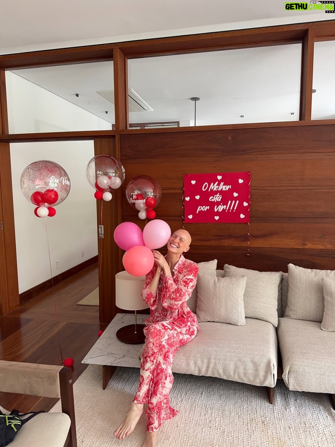 Dani Gondim - 30.7K Likes - Registros da última internação de quimioterapia 36/36 celebrando a nova vida recheada de amor e cuidado com direito a caranguejo em SP(que era a única coisa que eu tinha desejo de comer). 
Agora sim podemos festejar ; ESTAMOS OFICIALMENTE EM REMISSÃO!!! 

Meu profundo agradecimento a minha família, aos amigos que são família também, ao time de enfermagem, aos meus médicos, a vocês aqui que pediram pela minha recuperação, que se cadastraram no REDOME, que doaram ou divulgaram a doação de sangue. 🩸 Quando você doa, não salva apenas uma vida, salva uma família inteira. 

Gratidão. A VIDA PRESTA. #danigondim