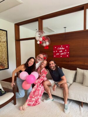 Dani Gondim Instagram - Registros da última internação de quimioterapia 36/36 celebrando a nova vida recheada de amor e cuidado com direito a caranguejo em SP(que era a única coisa que eu tinha desejo de comer). 
Agora sim podemos festejar ; ESTAMOS OFICIALMENTE EM REMISSÃO!!! 

Meu profundo agradecimento a minha família, aos amigos que são família também, ao time de enfermagem, aos meus médicos, a vocês aqui que pediram pela minha recuperação, que se cadastraram no REDOME, que doaram ou divulgaram a doação de sangue. 🩸 Quando você doa, não salva apenas uma vida, salva uma família inteira. 

Gratidão. A VIDA PRESTA. #danigondim