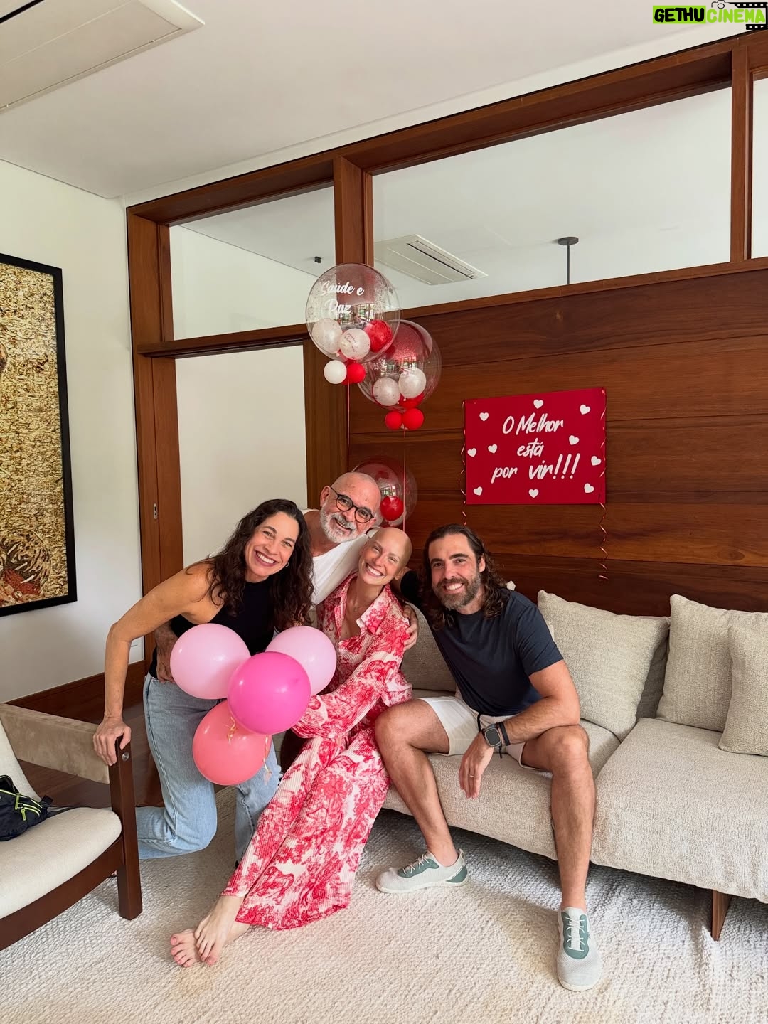 Dani Gondim - 30.7K Likes - Registros da última internação de quimioterapia 36/36 celebrando a nova vida recheada de amor e cuidado com direito a caranguejo em SP(que era a única coisa que eu tinha desejo de comer). 
Agora sim podemos festejar ; ESTAMOS OFICIALMENTE EM REMISSÃO!!! 

Meu profundo agradecimento a minha família, aos amigos que são família também, ao time de enfermagem, aos meus médicos, a vocês aqui que pediram pela minha recuperação, que se cadastraram no REDOME, que doaram ou divulgaram a doação de sangue. 🩸 Quando você doa, não salva apenas uma vida, salva uma família inteira. 

Gratidão. A VIDA PRESTA. #danigondim