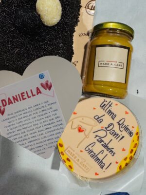 Dani Gondim Instagram - Registros da última internação de quimioterapia 36/36 celebrando a nova vida recheada de amor e cuidado com direito a caranguejo em SP(que era a única coisa que eu tinha desejo de comer). 
Agora sim podemos festejar ; ESTAMOS OFICIALMENTE EM REMISSÃO!!! 

Meu profundo agradecimento a minha família, aos amigos que são família também, ao time de enfermagem, aos meus médicos, a vocês aqui que pediram pela minha recuperação, que se cadastraram no REDOME, que doaram ou divulgaram a doação de sangue. 🩸 Quando você doa, não salva apenas uma vida, salva uma família inteira. 

Gratidão. A VIDA PRESTA. #danigondim