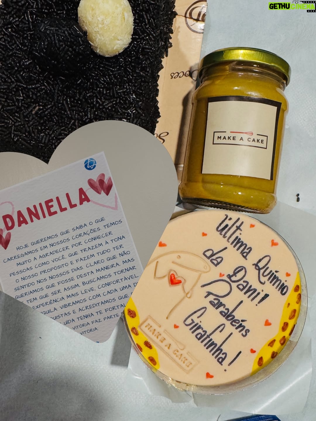 Dani Gondim - 30.7K Likes - Registros da última internação de quimioterapia 36/36 celebrando a nova vida recheada de amor e cuidado com direito a caranguejo em SP(que era a única coisa que eu tinha desejo de comer). 
Agora sim podemos festejar ; ESTAMOS OFICIALMENTE EM REMISSÃO!!! 

Meu profundo agradecimento a minha família, aos amigos que são família também, ao time de enfermagem, aos meus médicos, a vocês aqui que pediram pela minha recuperação, que se cadastraram no REDOME, que doaram ou divulgaram a doação de sangue. 🩸 Quando você doa, não salva apenas uma vida, salva uma família inteira. 

Gratidão. A VIDA PRESTA. #danigondim