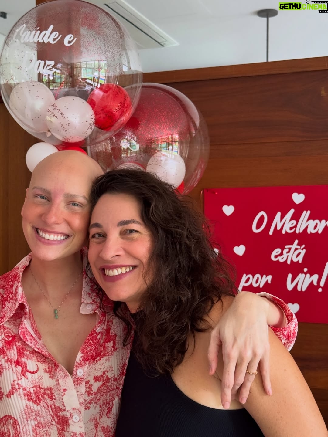Dani Gondim - 30.7K Likes - Registros da última internação de quimioterapia 36/36 celebrando a nova vida recheada de amor e cuidado com direito a caranguejo em SP(que era a única coisa que eu tinha desejo de comer). 
Agora sim podemos festejar ; ESTAMOS OFICIALMENTE EM REMISSÃO!!! 

Meu profundo agradecimento a minha família, aos amigos que são família também, ao time de enfermagem, aos meus médicos, a vocês aqui que pediram pela minha recuperação, que se cadastraram no REDOME, que doaram ou divulgaram a doação de sangue. 🩸 Quando você doa, não salva apenas uma vida, salva uma família inteira. 

Gratidão. A VIDA PRESTA. #danigondim