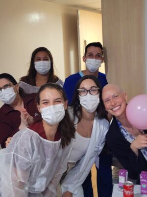 Dani Gondim Instagram - Registros da última internação de quimioterapia 36/36 celebrando a nova vida recheada de amor e cuidado com direito a caranguejo em SP(que era a única coisa que eu tinha desejo de comer). 
Agora sim podemos festejar ; ESTAMOS OFICIALMENTE EM REMISSÃO!!! 

Meu profundo agradecimento a minha família, aos amigos que são família também, ao time de enfermagem, aos meus médicos, a vocês aqui que pediram pela minha recuperação, que se cadastraram no REDOME, que doaram ou divulgaram a doação de sangue. 🩸 Quando você doa, não salva apenas uma vida, salva uma família inteira. 

Gratidão. A VIDA PRESTA. #danigondim