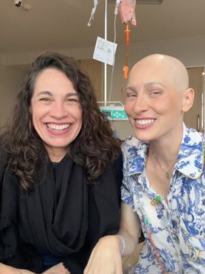 Dani Gondim Instagram - Registros da última internação de quimioterapia 36/36 celebrando a nova vida recheada de amor e cuidado com direito a caranguejo em SP(que era a única coisa que eu tinha desejo de comer). 
Agora sim podemos festejar ; ESTAMOS OFICIALMENTE EM REMISSÃO!!! 

Meu profundo agradecimento a minha família, aos amigos que são família também, ao time de enfermagem, aos meus médicos, a vocês aqui que pediram pela minha recuperação, que se cadastraram no REDOME, que doaram ou divulgaram a doação de sangue. 🩸 Quando você doa, não salva apenas uma vida, salva uma família inteira. 

Gratidão. A VIDA PRESTA. #danigondim
