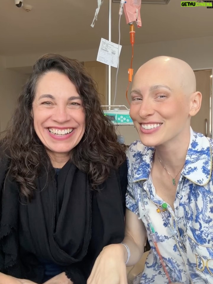 Dani Gondim - 30.7K Likes - Registros da última internação de quimioterapia 36/36 celebrando a nova vida recheada de amor e cuidado com direito a caranguejo em SP(que era a única coisa que eu tinha desejo de comer). 
Agora sim podemos festejar ; ESTAMOS OFICIALMENTE EM REMISSÃO!!! 

Meu profundo agradecimento a minha família, aos amigos que são família também, ao time de enfermagem, aos meus médicos, a vocês aqui que pediram pela minha recuperação, que se cadastraram no REDOME, que doaram ou divulgaram a doação de sangue. 🩸 Quando você doa, não salva apenas uma vida, salva uma família inteira. 

Gratidão. A VIDA PRESTA. #danigondim