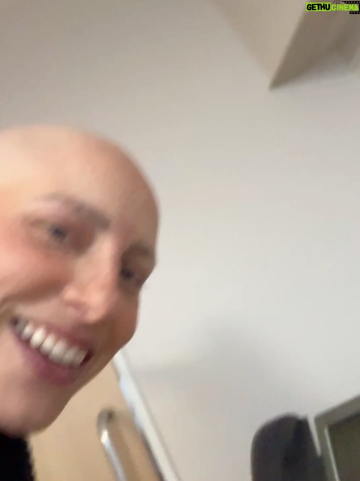 Dani Gondim - 30.7K Likes - Registros da última internação de quimioterapia 36/36 celebrando a nova vida recheada de amor e cuidado com direito a caranguejo em SP(que era a única coisa que eu tinha desejo de comer). 
Agora sim podemos festejar ; ESTAMOS OFICIALMENTE EM REMISSÃO!!! 

Meu profundo agradecimento a minha família, aos amigos que são família também, ao time de enfermagem, aos meus médicos, a vocês aqui que pediram pela minha recuperação, que se cadastraram no REDOME, que doaram ou divulgaram a doação de sangue. 🩸 Quando você doa, não salva apenas uma vida, salva uma família inteira. 

Gratidão. A VIDA PRESTA. #danigondim
