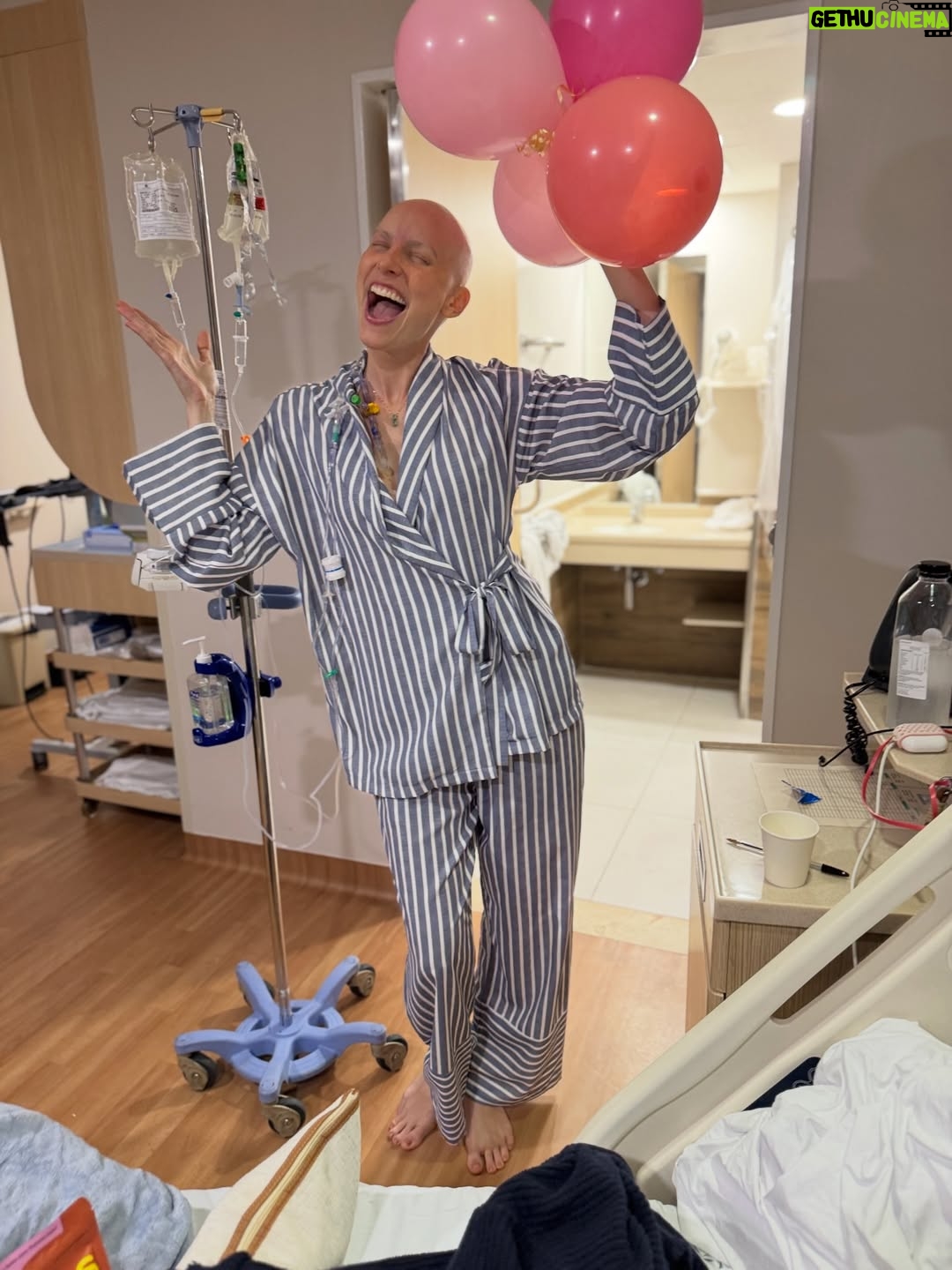 Dani Gondim - 30.7K Likes - Registros da última internação de quimioterapia 36/36 celebrando a nova vida recheada de amor e cuidado com direito a caranguejo em SP(que era a única coisa que eu tinha desejo de comer). 
Agora sim podemos festejar ; ESTAMOS OFICIALMENTE EM REMISSÃO!!! 

Meu profundo agradecimento a minha família, aos amigos que são família também, ao time de enfermagem, aos meus médicos, a vocês aqui que pediram pela minha recuperação, que se cadastraram no REDOME, que doaram ou divulgaram a doação de sangue. 🩸 Quando você doa, não salva apenas uma vida, salva uma família inteira. 

Gratidão. A VIDA PRESTA. #danigondim