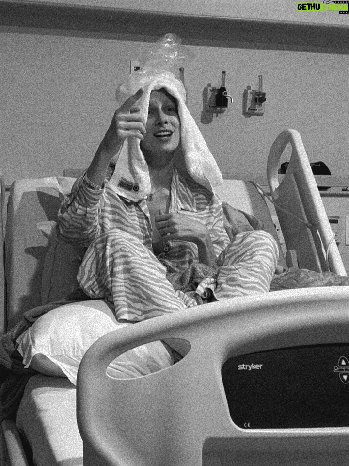 Dani Gondim - 30.7K Likes - Registros da última internação de quimioterapia 36/36 celebrando a nova vida recheada de amor e cuidado com direito a caranguejo em SP(que era a única coisa que eu tinha desejo de comer). 
Agora sim podemos festejar ; ESTAMOS OFICIALMENTE EM REMISSÃO!!! 

Meu profundo agradecimento a minha família, aos amigos que são família também, ao time de enfermagem, aos meus médicos, a vocês aqui que pediram pela minha recuperação, que se cadastraram no REDOME, que doaram ou divulgaram a doação de sangue. 🩸 Quando você doa, não salva apenas uma vida, salva uma família inteira. 

Gratidão. A VIDA PRESTA. #danigondim
