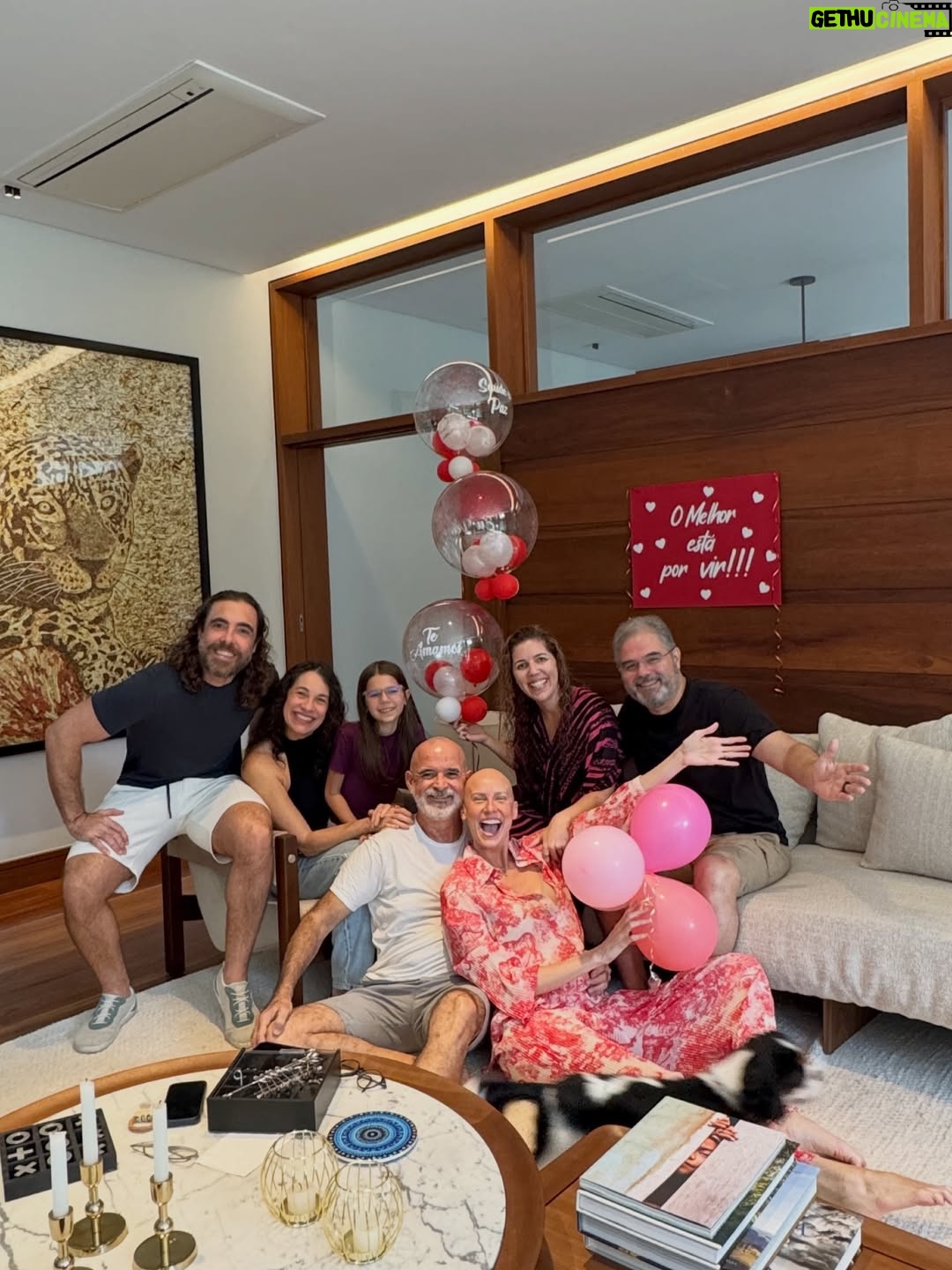 Dani Gondim - 30.7K Likes - Registros da última internação de quimioterapia 36/36 celebrando a nova vida recheada de amor e cuidado com direito a caranguejo em SP(que era a única coisa que eu tinha desejo de comer). 
Agora sim podemos festejar ; ESTAMOS OFICIALMENTE EM REMISSÃO!!! 

Meu profundo agradecimento a minha família, aos amigos que são família também, ao time de enfermagem, aos meus médicos, a vocês aqui que pediram pela minha recuperação, que se cadastraram no REDOME, que doaram ou divulgaram a doação de sangue. 🩸 Quando você doa, não salva apenas uma vida, salva uma família inteira. 

Gratidão. A VIDA PRESTA. #danigondim