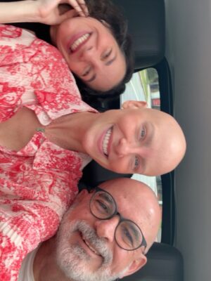 Dani Gondim Instagram - Registros da última internação de quimioterapia 36/36 celebrando a nova vida recheada de amor e cuidado com direito a caranguejo em SP(que era a única coisa que eu tinha desejo de comer). 
Agora sim podemos festejar ; ESTAMOS OFICIALMENTE EM REMISSÃO!!! 

Meu profundo agradecimento a minha família, aos amigos que são família também, ao time de enfermagem, aos meus médicos, a vocês aqui que pediram pela minha recuperação, que se cadastraram no REDOME, que doaram ou divulgaram a doação de sangue. 🩸 Quando você doa, não salva apenas uma vida, salva uma família inteira. 

Gratidão. A VIDA PRESTA. #danigondim