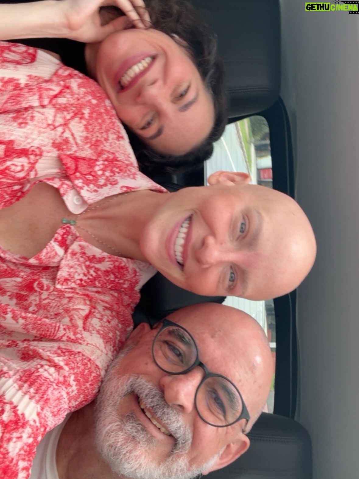 Dani Gondim - 30.7K Likes - Registros da última internação de quimioterapia 36/36 celebrando a nova vida recheada de amor e cuidado com direito a caranguejo em SP(que era a única coisa que eu tinha desejo de comer). 
Agora sim podemos festejar ; ESTAMOS OFICIALMENTE EM REMISSÃO!!! 

Meu profundo agradecimento a minha família, aos amigos que são família também, ao time de enfermagem, aos meus médicos, a vocês aqui que pediram pela minha recuperação, que se cadastraram no REDOME, que doaram ou divulgaram a doação de sangue. 🩸 Quando você doa, não salva apenas uma vida, salva uma família inteira. 

Gratidão. A VIDA PRESTA. #danigondim