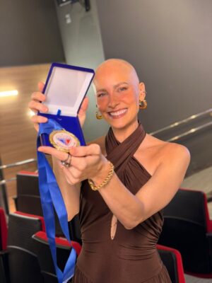 Dani Gondim Instagram - Quando você doa, não salva apenas uma vida, salva uma família inteira. 
Um orgulho fazer parte e aprender com essa história. 

Doação de sangue e medula óssea; Vá qualquer hemocentro, preencha um cadastro. Vão coletar 5mls de sangue. Tem que ter entre 18 e 35 anos, não ter histórico de câncer e estar saudável. 
#svm #medulaion

FOTO @Lcmoreirafoto @Sejasisi