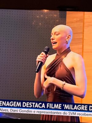 Dani Gondim Instagram - Quando você doa, não salva apenas uma vida, salva uma família inteira. 
Um orgulho fazer parte e aprender com essa história. 

Doação de sangue e medula óssea; Vá qualquer hemocentro, preencha um cadastro. Vão coletar 5mls de sangue. Tem que ter entre 18 e 35 anos, não ter histórico de câncer e estar saudável. 
#svm #medulaion

FOTO @Lcmoreirafoto @Sejasisi