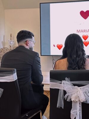 Daniela Martins Instagram - She said yes 💍🥹

Tata Kelly s’est mariée.
Je ne pouvais pas être là, alors j’ai envoyé trois de mes moitiés pour avoir l’impression d’y être un peu aussi, et pour ne pas empêcher ma famille de vivre ce moment ❤️

#married #petitesoeur #amour