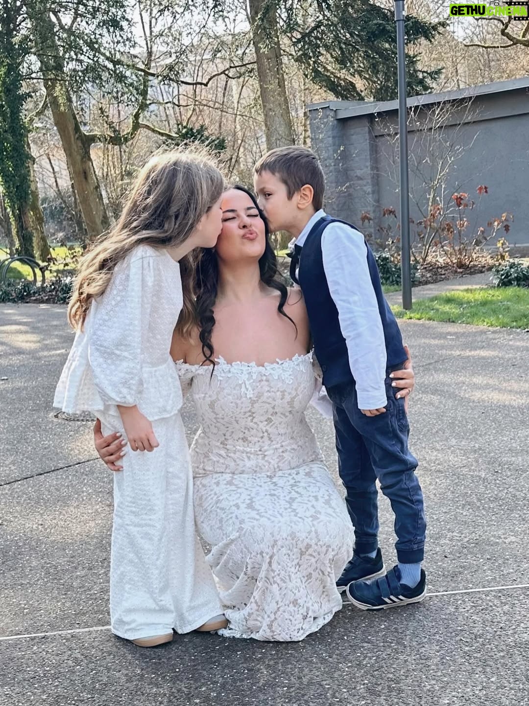 Daniela Martins - 32K Likes - She said yes 💍🥹

Tata Kelly s’est mariée.
Je ne pouvais pas être là, alors j’ai envoyé trois de mes moitiés pour avoir l’impression d’y être un peu aussi, et pour ne pas empêcher ma famille de vivre ce moment ❤️

#married #petitesoeur #amour