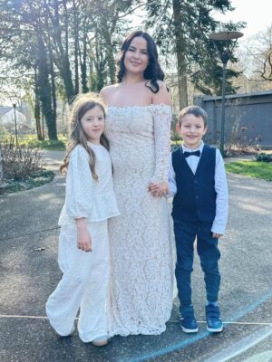 Daniela Martins Instagram - She said yes 💍🥹

Tata Kelly s’est mariée.
Je ne pouvais pas être là, alors j’ai envoyé trois de mes moitiés pour avoir l’impression d’y être un peu aussi, et pour ne pas empêcher ma famille de vivre ce moment ❤️

#married #petitesoeur #amour