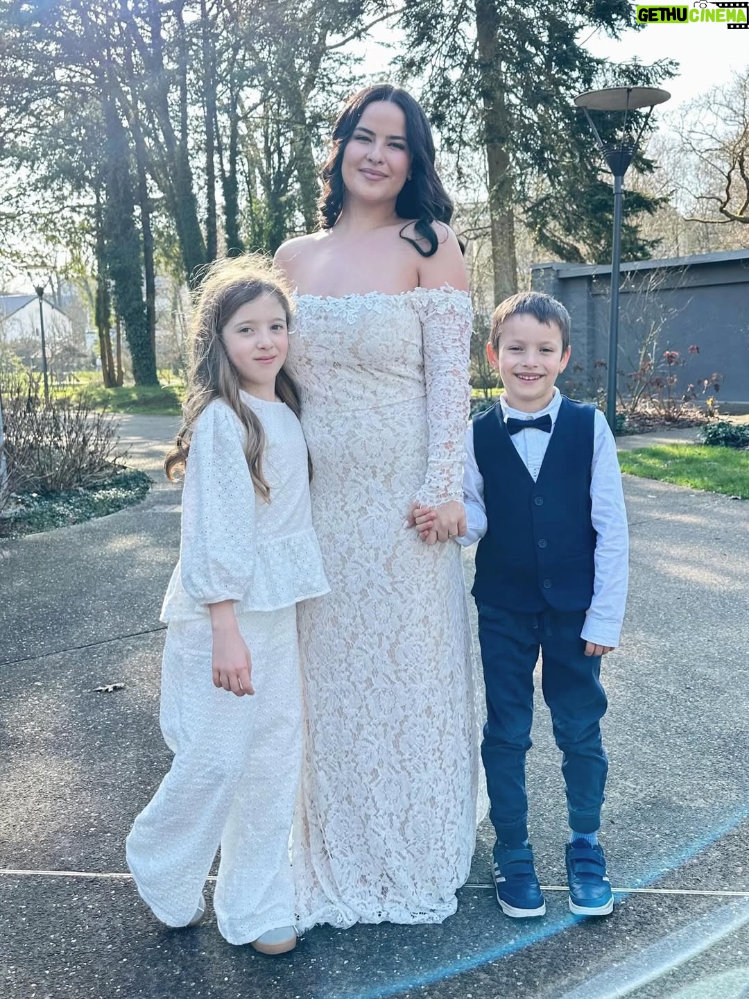 Daniela Martins - 32K Likes - She said yes 💍🥹

Tata Kelly s’est mariée.
Je ne pouvais pas être là, alors j’ai envoyé trois de mes moitiés pour avoir l’impression d’y être un peu aussi, et pour ne pas empêcher ma famille de vivre ce moment ❤️

#married #petitesoeur #amour