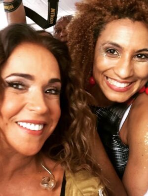 Daniela Mercury Instagram - Ser mulher transcende o sexo biológico. Apesar do patriarcado insistir em nos reduzir a isso. Ser mulher está no campo do gênero e se constrói socialmente, todos os dias. Ser mulher é entender outra mulher. É compartilhar dores em comum. É sentir o mesmo medo ao sair de casa. Muitas sentem dentro de casa. E morrem. Mulher trans é MULHER. 

Homens não podem (e não vão) ditar quem somos e o podemos. Mulheres conservadoras, mesmo sendo mulheres, não me representam ao reduzir o conceito do que é ser mulher à perspectiva biológica. Somos muito mais do que isso. 

Não temos dúvida de que Érika Hilton é a figura mais representativa para nós, mulheres, dentro do Congresso Nacional. Érika é exemplo de dignidade e de sobrevivência num país machista, racista e transfóbico. Inteligente, sagaz, preparada e corajosa. A Comissão dos Direitos da Mulher é sua. Faça história, Érika. 

Assim como Marielle fez. Hoje, 14 de março, é mais um dia pra transformar luto em luta. Foi nesta data em 2018 que Marielle foi arrancada de nós, da sua família e da política brasileira. Mas o seu legado segue vivo. Uma mulher progressista, lutadora e que dedicou a vida a promover justiça social. Marielle nos representa e jamais será esquecida. Érika também. Toda mulher que se impõe nos liberta. 

Daniela e Malu Mercury