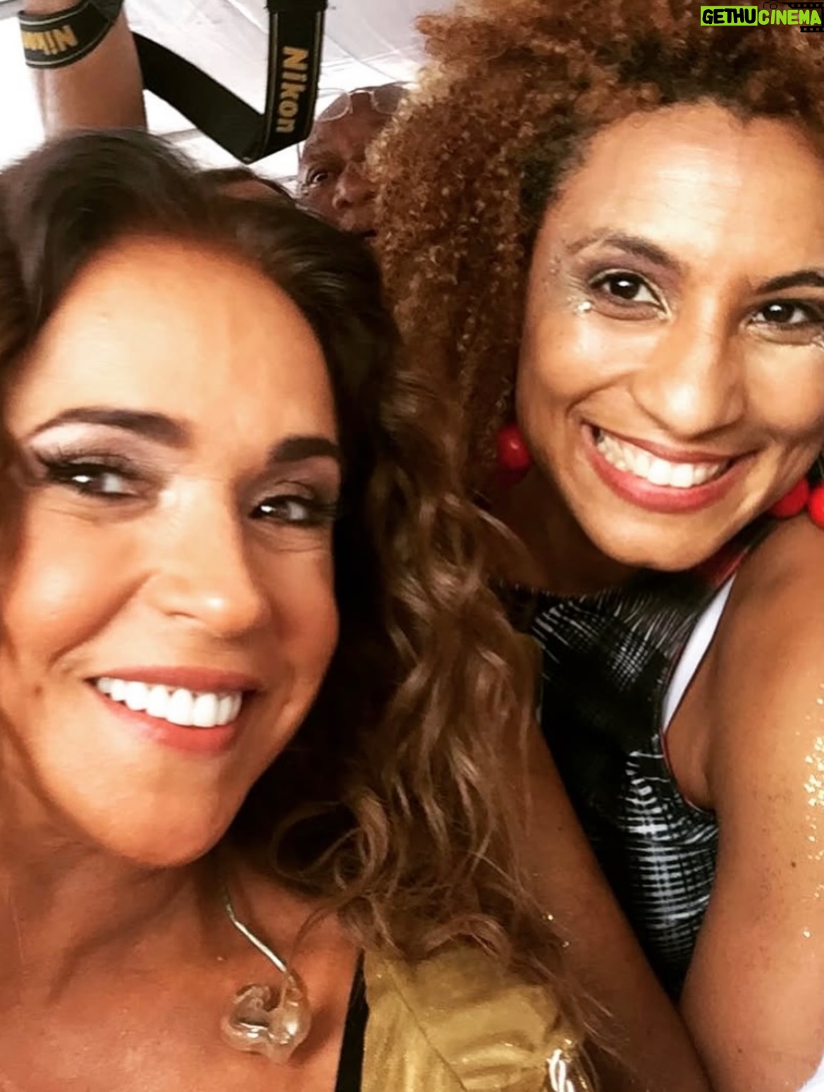 Daniela Mercury - 66.5K Likes - Ser mulher transcende o sexo biológico. Apesar do patriarcado insistir em nos reduzir a isso. Ser mulher está no campo do gênero e se constrói socialmente, todos os dias. Ser mulher é entender outra mulher. É compartilhar dores em comum. É sentir o mesmo medo ao sair de casa. Muitas sentem dentro de casa. E morrem. Mulher trans é MULHER. 

Homens não podem (e não vão) ditar quem somos e o podemos. Mulheres conservadoras, mesmo sendo mulheres, não me representam ao reduzir o conceito do que é ser mulher à perspectiva biológica. Somos muito mais do que isso. 

Não temos dúvida de que Érika Hilton é a figura mais representativa para nós, mulheres, dentro do Congresso Nacional. Érika é exemplo de dignidade e de sobrevivência num país machista, racista e transfóbico. Inteligente, sagaz, preparada e corajosa. A Comissão dos Direitos da Mulher é sua. Faça história, Érika. 

Assim como Marielle fez. Hoje, 14 de março, é mais um dia pra transformar luto em luta. Foi nesta data em 2018 que Marielle foi arrancada de nós, da sua família e da política brasileira. Mas o seu legado segue vivo. Uma mulher progressista, lutadora e que dedicou a vida a promover justiça social. Marielle nos representa e jamais será esquecida. Érika também. Toda mulher que se impõe nos liberta. 

Daniela e Malu Mercury